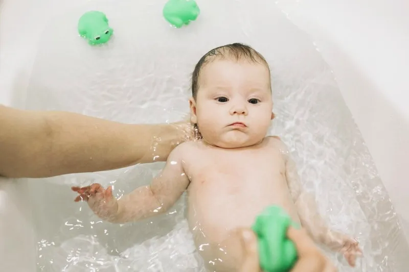 Cách tắm trẻ sơ sinh: định giờ tắm và những lưu ý cần biết