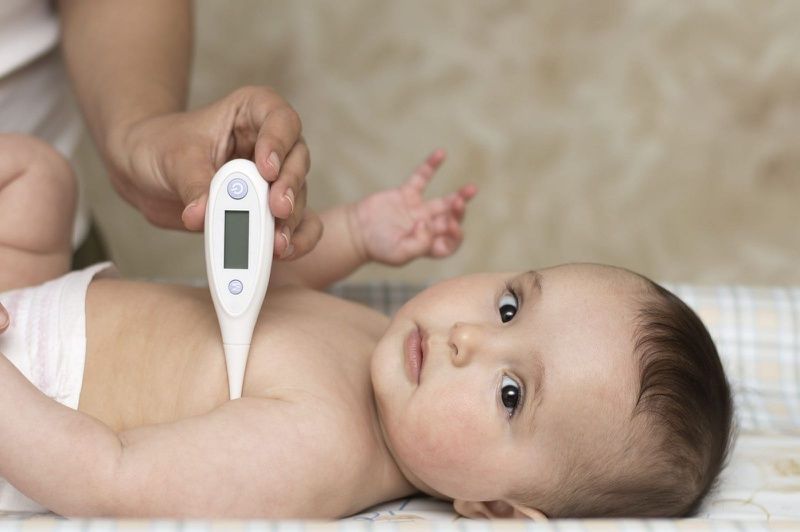 Trẻ sơ sinh bị sốt: nguyên nhân, nhiệt độ và cách xử lý