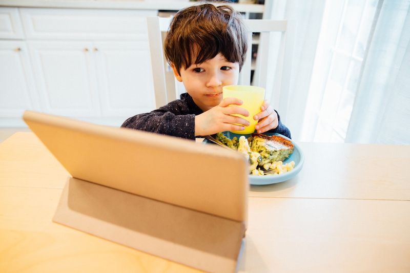Bé 2 tuổi không chịu ăn: nguyên nhân và cách khắc phục
