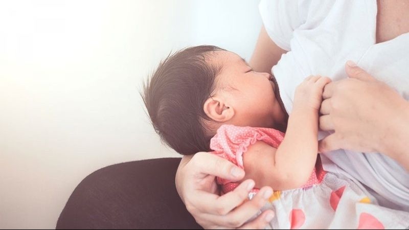Mẹ nhiễm covid-19 có thể cho con bú sữa được không?