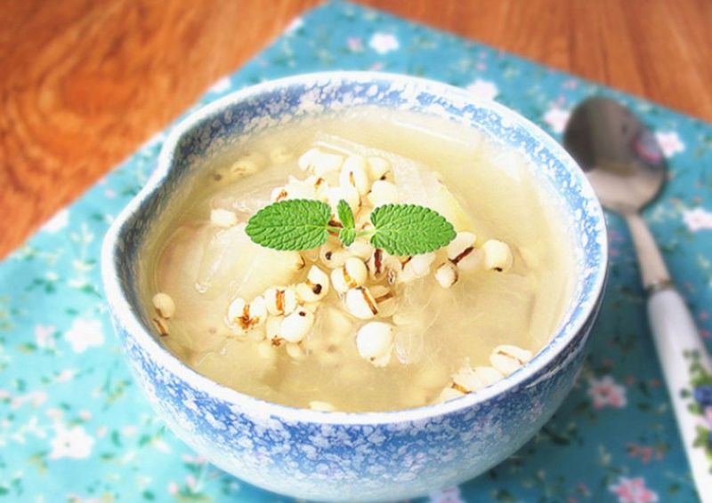 Cháo ý dĩ hạt sen cho bé ăn dặm: món bổ dưỡng và hữu ích