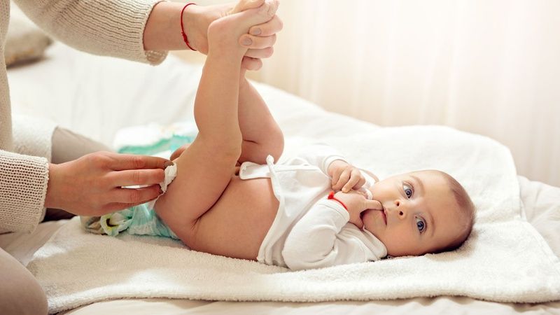 Cách vệ sinh vùng kín cho bé gái sơ sinh: an toàn và quan trọng