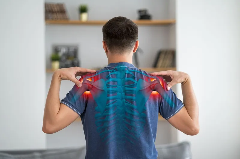 Bả vai đau nhức không giơ lên cao được: nguyên nhân và cách điều trị