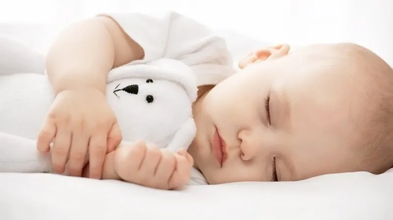 Trẻ sơ sinh ngủ hay lắc đầu: nguyên nhân và cách khắc phục
