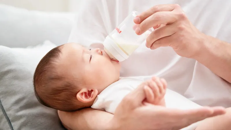 Trẻ sơ sinh bú sữa ngoài hoàn toàn - có tốt cho bé không?