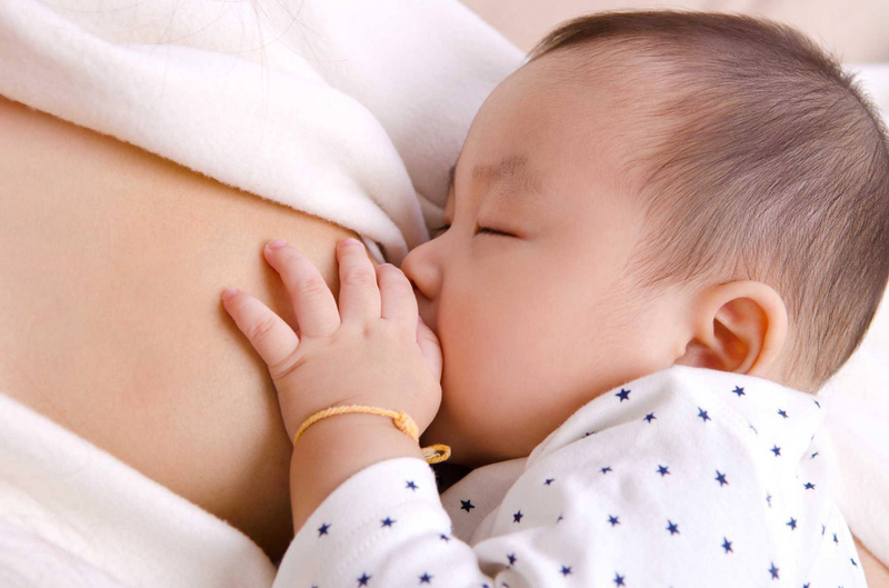 Mẹ nhiễm covid-19 có thể cho con bú sữa được không?