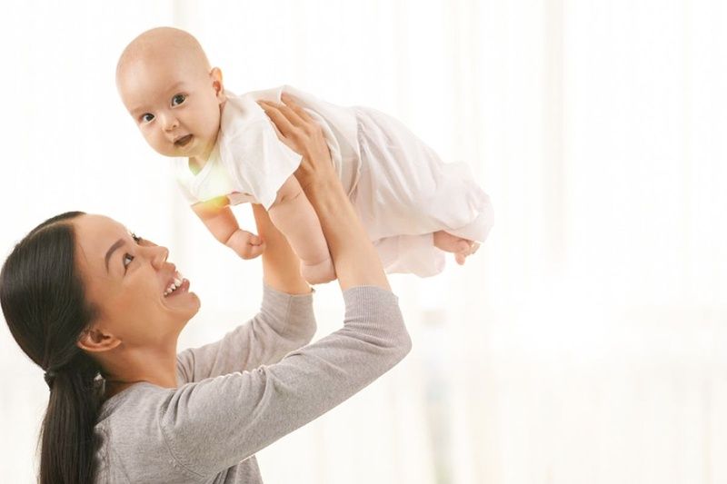Tư thế bế trẻ sơ sinh không phù hợp tháng tuổi