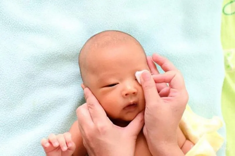 Đau mắt ở trẻ sơ sinh: nguyên nhân, triệu chứng và cách điều trị