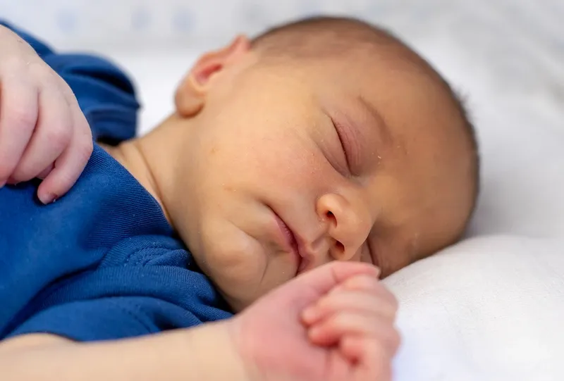 Tắm lá chữa vàng da cho trẻ sơ sinh: chọn lá tắm nào hiệu quả và an toàn?