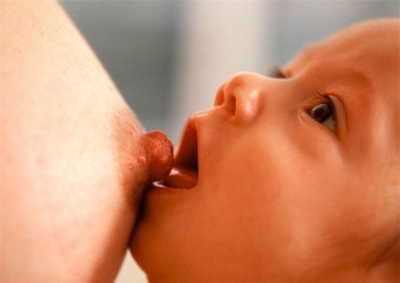 Tại sao lại nứt đầu nhũ hoa khi cho con bú?