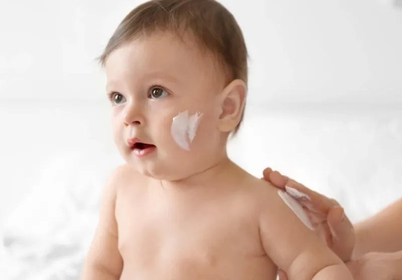 Chăm sóc trẻ sơ sinh bị khô da tại nhà: cách chăm sóc và điều trị