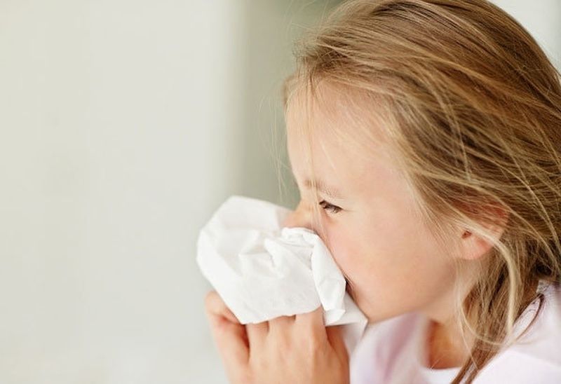Chăm sóc trẻ khi bị viêm họng kèm sốt