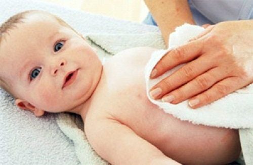 Hướng dẫn cách chườm nóng hạ sốt cho trẻ | Vinmec