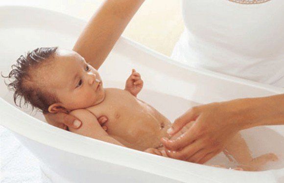 10 điều cần biết khi tắm cho trẻ sơ sinh | Vinmec
