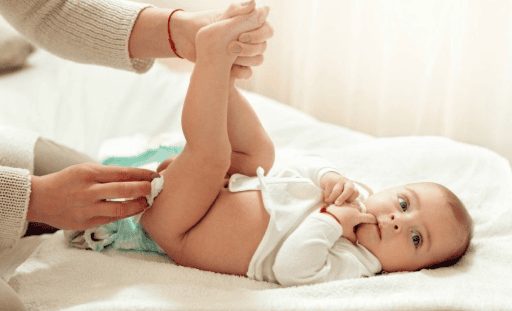 Cách xử lý khi trẻ sơ sinh bị tiêu chảy nhiều lần | Vinmec