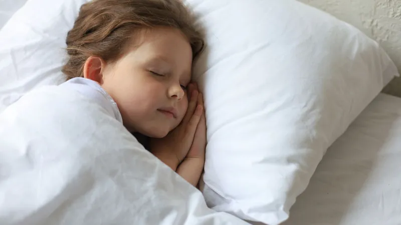 Nguyên nhân và cách xử lý khi trẻ 2 tuổi ngủ đêm hay lăn lộn