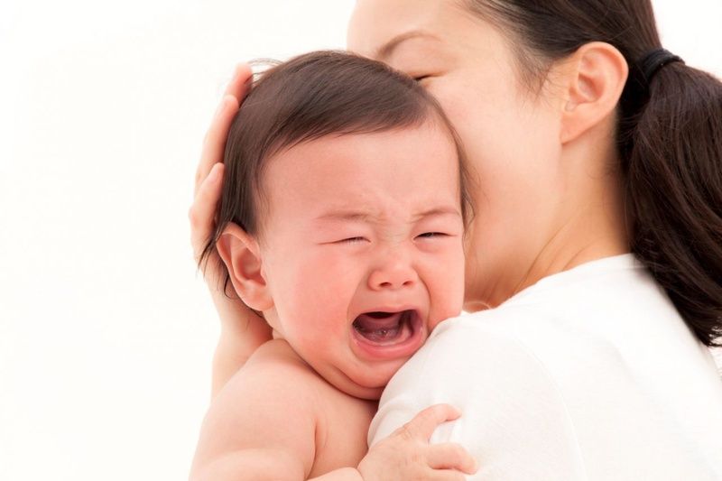 Trẻ bị sốt và tiêu chảy khi mọc răng: lý do và cách giúp bé