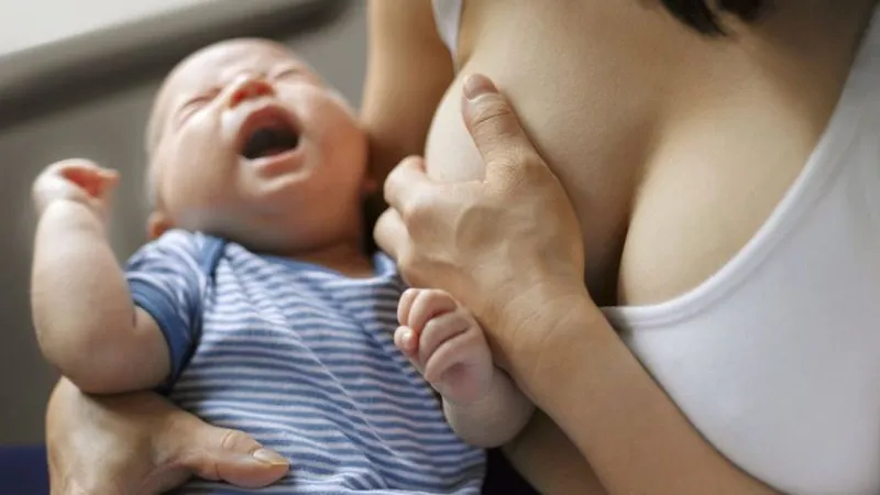 Nguyên nhân gây đau vú khi cho con bú và cách xử lý