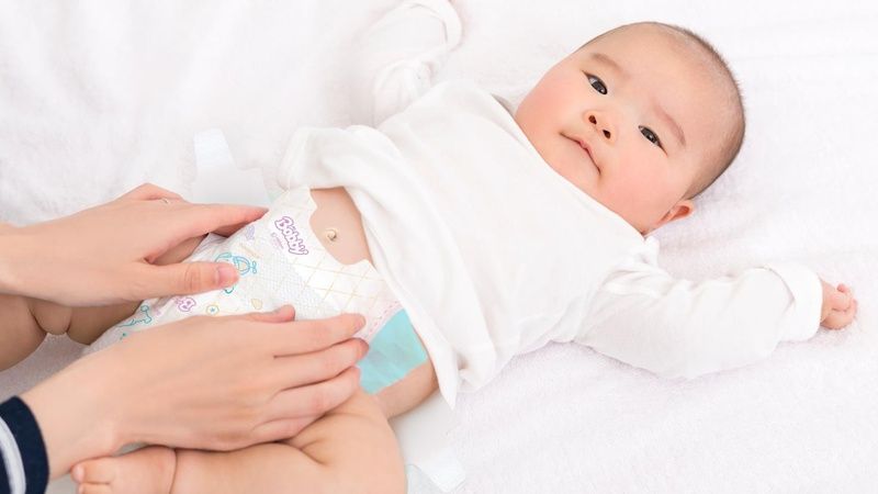 Thay bỉm cho trẻ sơ sinh: cách và số lượng bỉm cần dùng hàng ngày