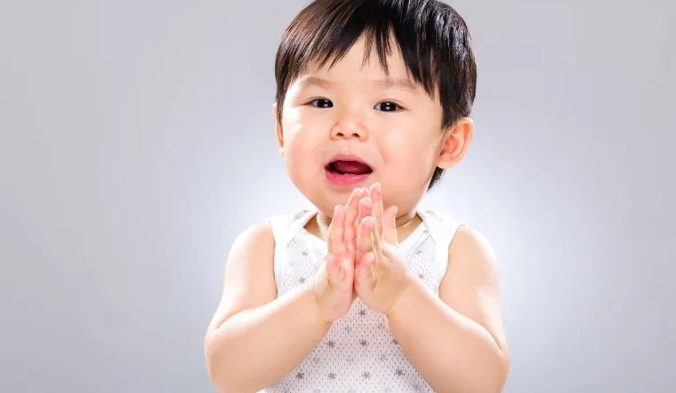Sự quan tâm của bậc phụ huynh về việc bé mấy tháng biết vỗ tay