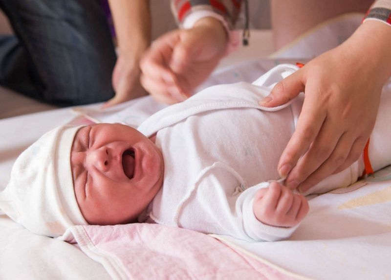 Giật mình khi ngủ ở trẻ sơ sinh: nguyên nhân và cách chữa hiệu quả