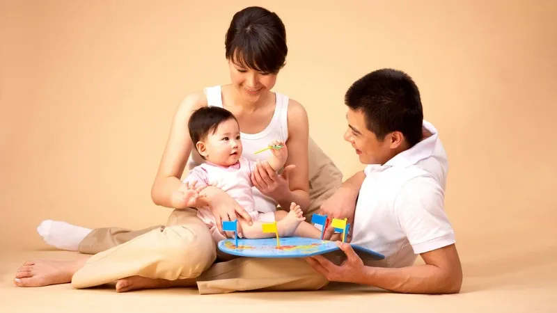 Chơi với trẻ sơ sinh: một cách tốt nhất để bố mẹ gần gũi và giúp con phát triển