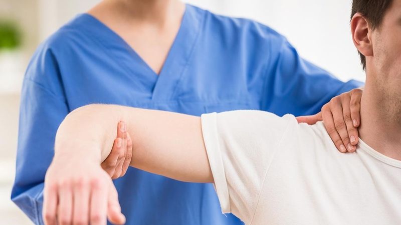 Phục hồi chức năng khớp vai sau chấn thương: 5 bài tập tốt nhất