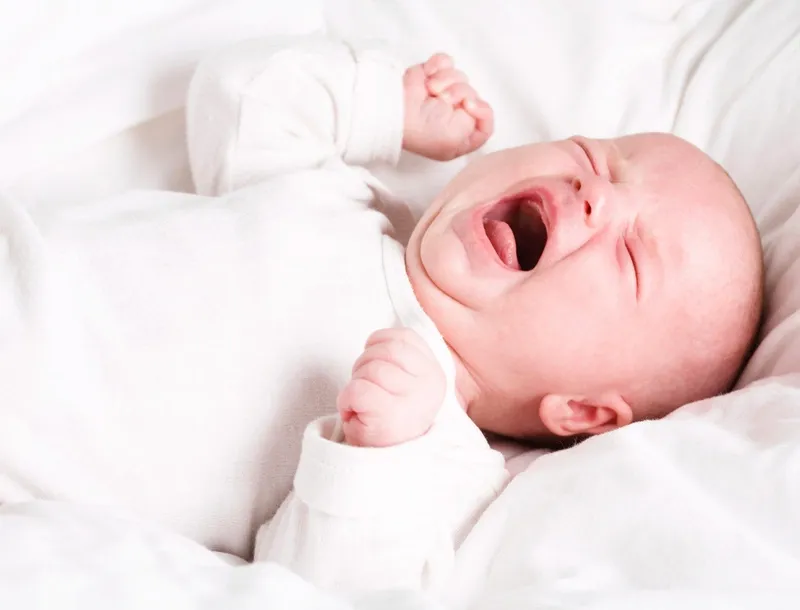 Em bé khóc ưỡn người: nguyên nhân và cách giải quyết