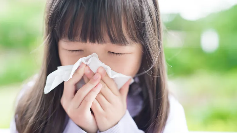 Trẻ bị chảy máu mũi 1 bên khi ngủ: nguyên nhân, cách xử lý