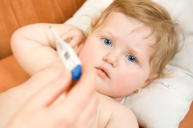 Thuốc đặt hậu môn: dùng đúng cách để hạ sốt cho bé