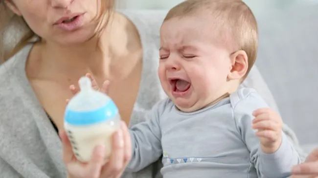 Bé 8 tháng không chịu uống sữa: lý do và cách giải quyết
