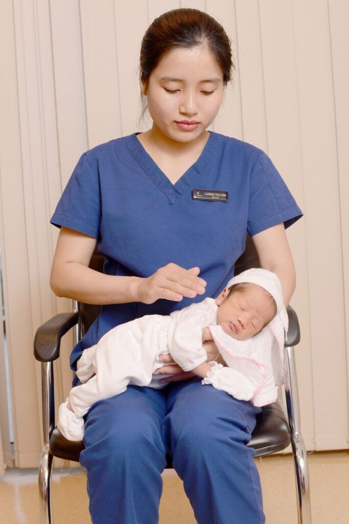 Cách vỗ hơi cho trẻ sơ sinh: hướng dẫn và lợi ích