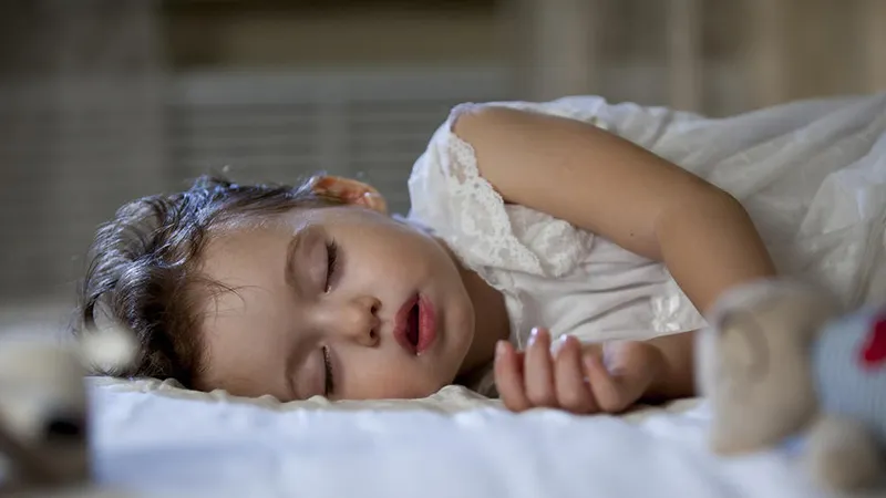 Nguyên nhân và cách xử lý khi trẻ 2 tuổi ngủ đêm hay lăn lộn