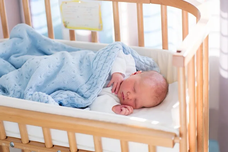 Có nên cho trẻ sơ sinh nằm giường cũi không?