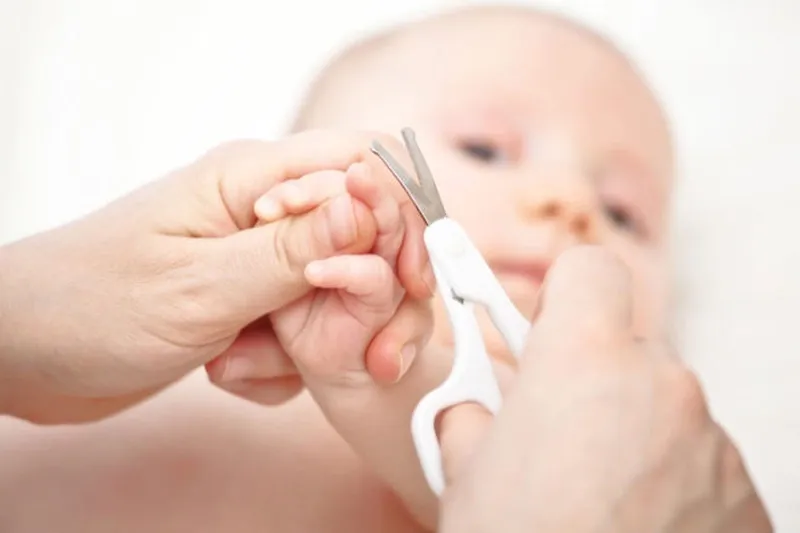 Cách cắt móng tay cho trẻ sơ sinh đúng cách và an toàn