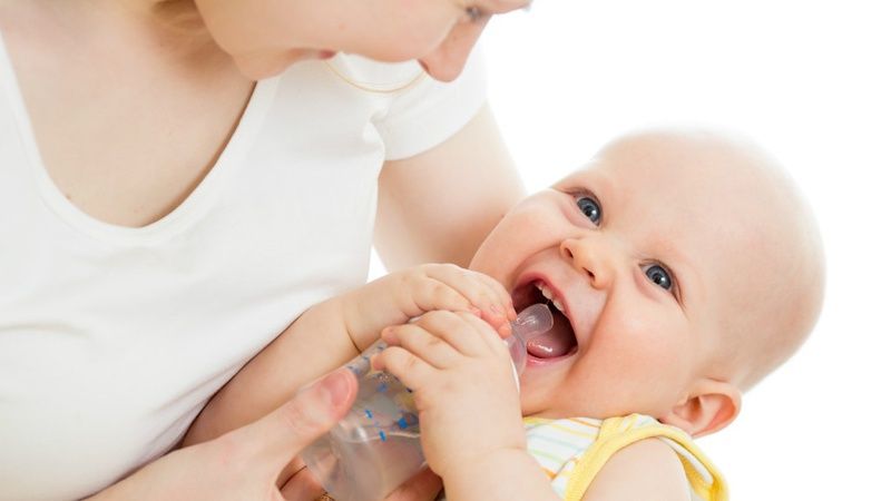 Cho trẻ sơ sinh uống nước: kiến thức cần biết