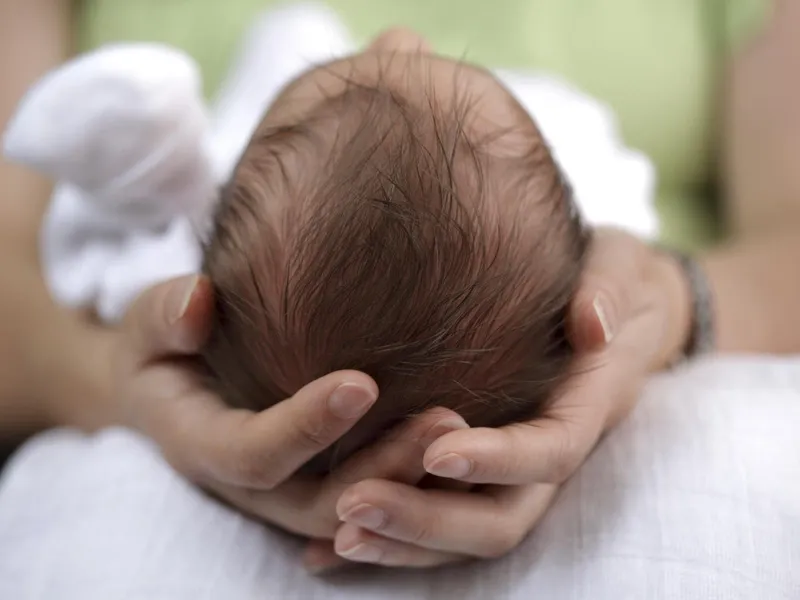 Cắt tóc máu cho trẻ sơ sinh: có nên hay không?