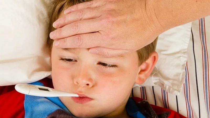 Đau mắt đỏ kèm sốt ở trẻ: dấu hiệu, chăm sóc và điều trị