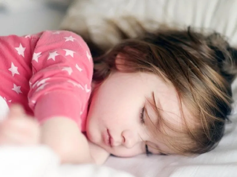 Làm sao để bé ngừng hành động dụi mắt?