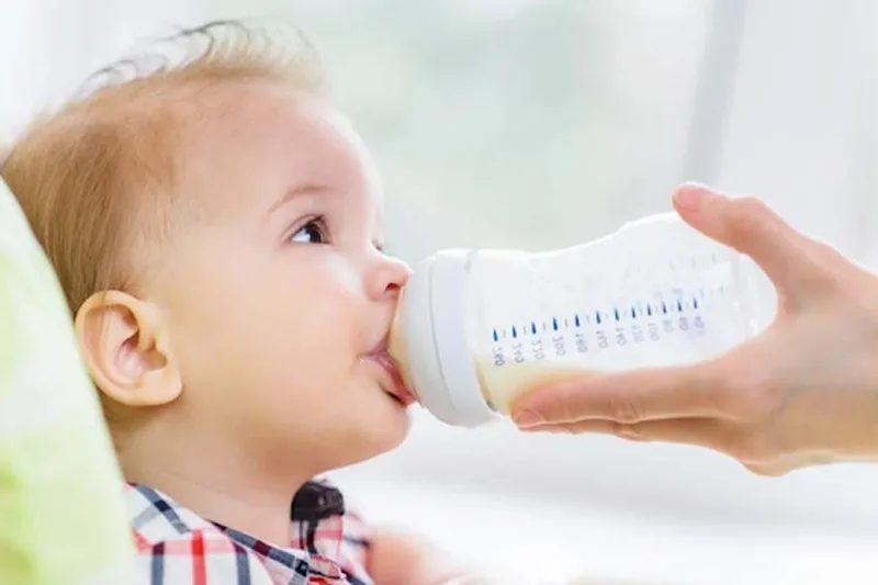 Trẻ 1 tuổi uống bao nhiêu sữa mỗi ngày?