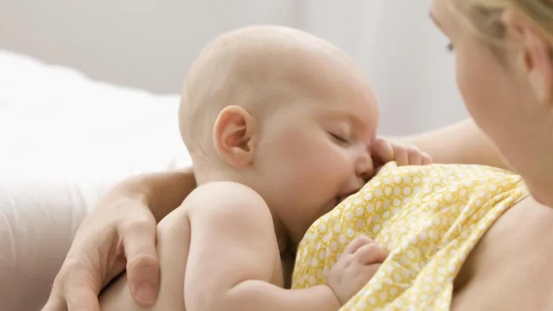 Sữa mẹ về không đều và những giải pháp