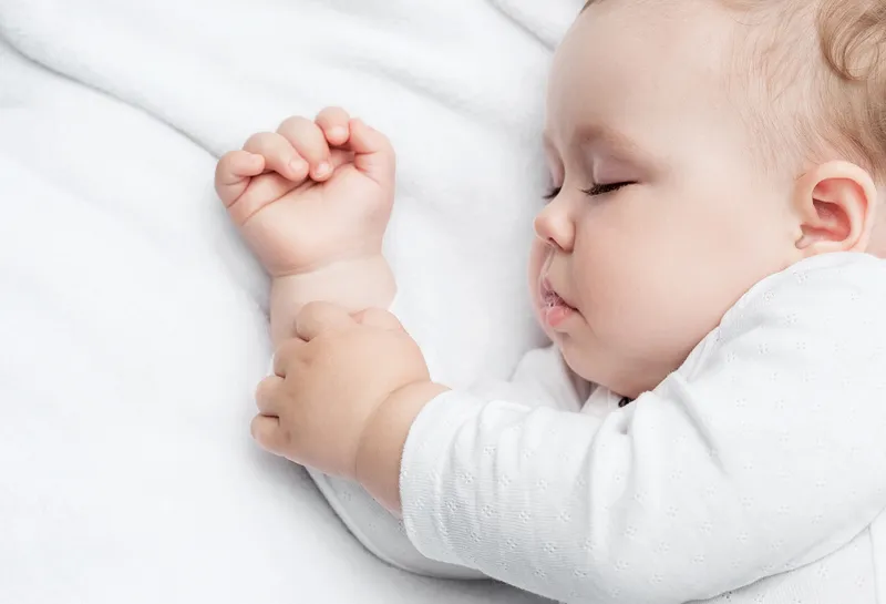 Trẻ 3 tháng tuổi ngủ hay lắc đầu: nguyên nhân và cách xử lý