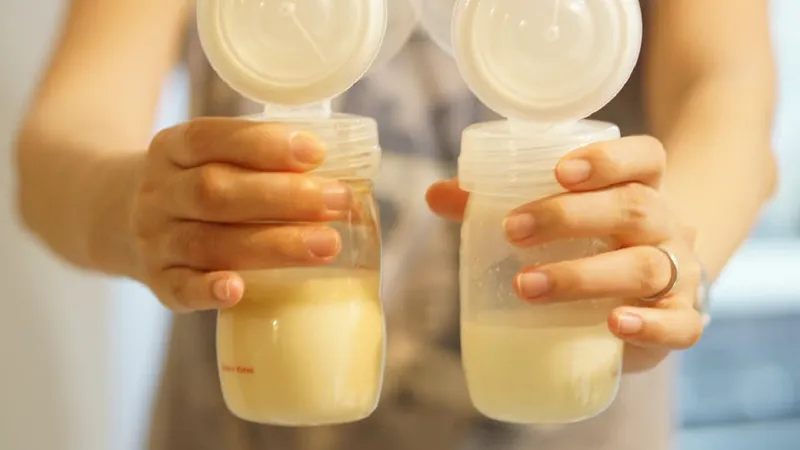 Sữa mẹ màu vàng: cung cấp dưỡng chất tốt cho sự phát triển của trẻ