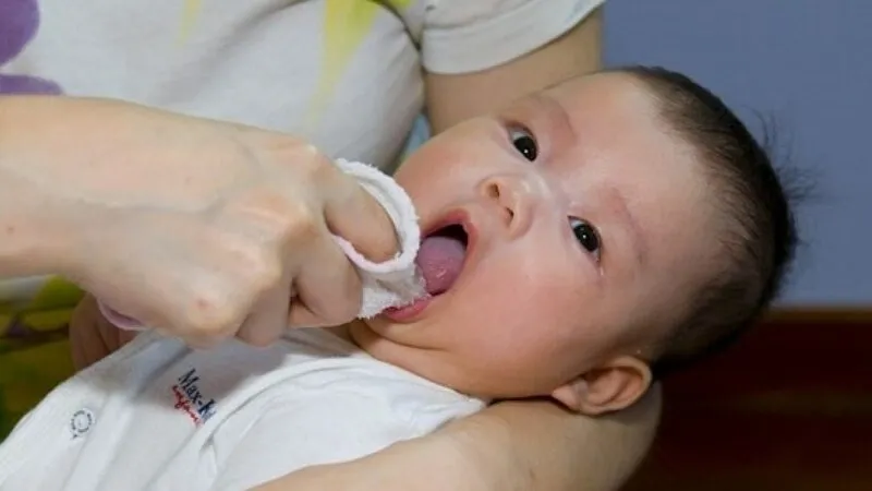 Rơ lưỡi cho trẻ sơ sinh: hướng dẫn và các phương pháp an toàn