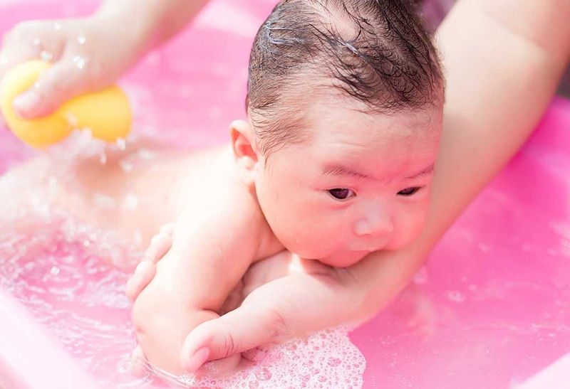 Vào mùa hè, tắm cho trẻ sơ sinh như thế nào?