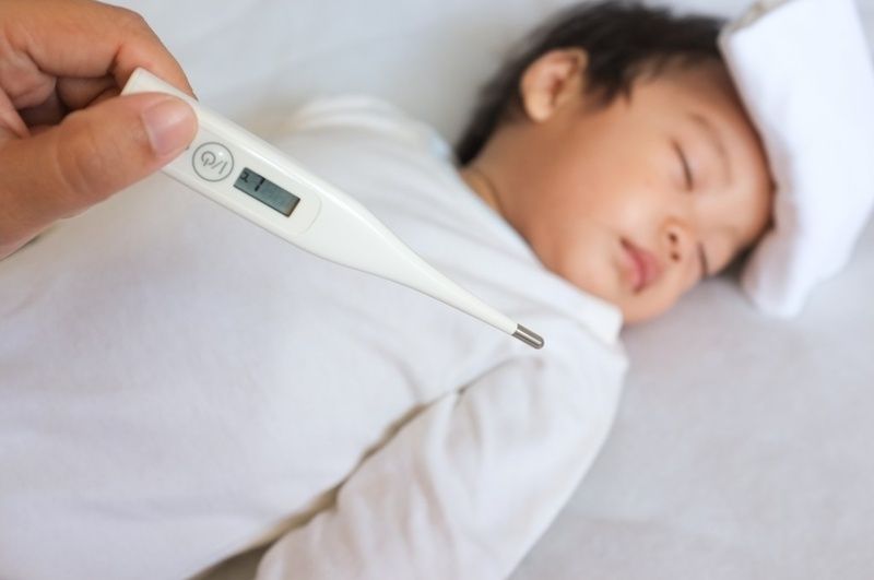 Tại sao và cách giảm sốt cho trẻ khi sốt cao?