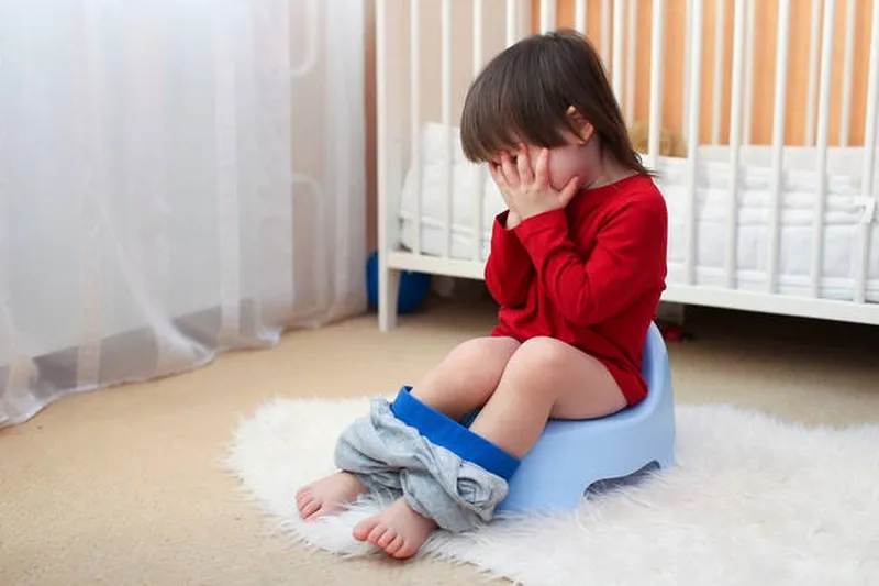 Táo bón ở trẻ nhỏ: nguyên nhân, lưu ý chăm sóc và giải pháp hiệu quả