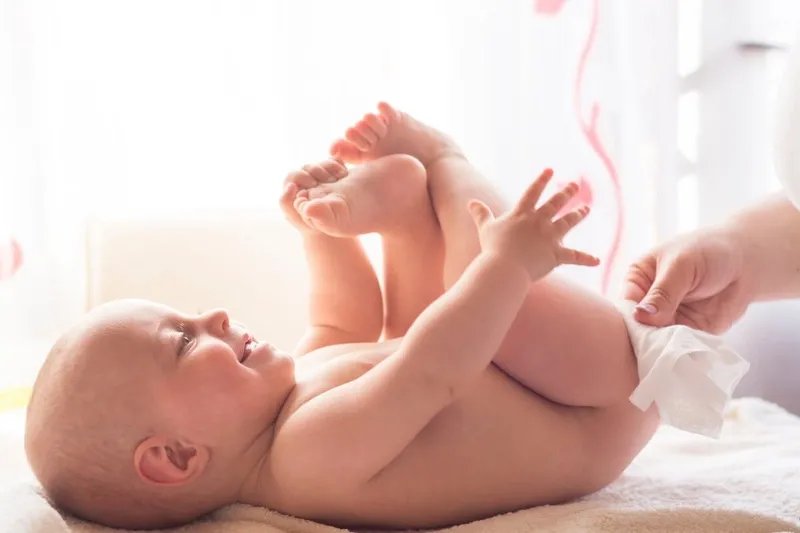 Trẻ sơ sinh đi ngoài có bọt và nhầy: nguyên nhân và cách khắc phục