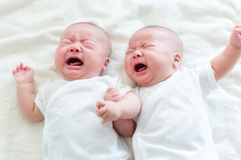 Em bé khóc ưỡn người: nguyên nhân và cách giải quyết