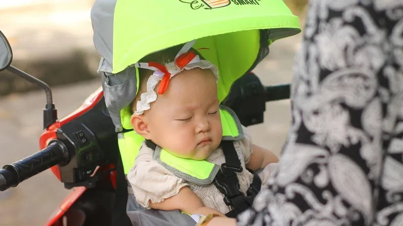 Cách bế trẻ sơ sinh khi đi xe máy: an toàn và thuận tiện